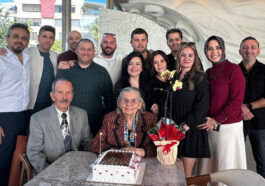 28 yıl sonra buluşup, öğretmenlerine sürpriz yaptılar