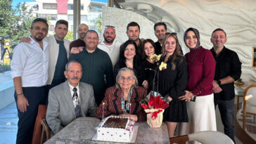 28 yıl sonra buluşup, öğretmenlerine sürpriz yaptılar