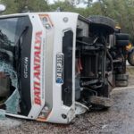Kemer’de yolcu midibüsü devrildi: 5 yaralı