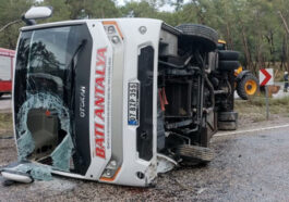 Kemer’de yolcu midibüsü devrildi: 5 yaralı