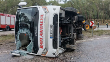 Kemer’de yolcu midibüsü devrildi: 5 yaralı