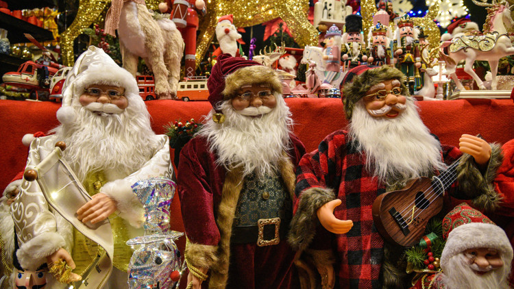 Yılbaşı kutlamasında, Noel Baba kostümü ve sakalına ilgi