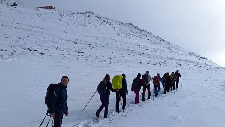 Beyaza bürünen zirvelere kar yürüyüşü