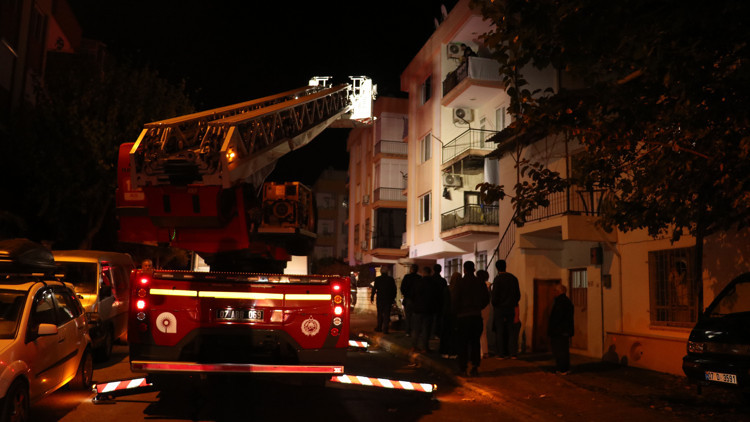 Apartmanda yangın; komşu anne ve 3 çocuğu dumandan etkilendi