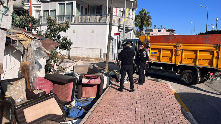 Kepez Belediyesinden çöp ev temizliği; 2 kamyon atık toplandı