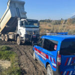 Kaş’ta çay kenarından izinsiz kum alımına müdahale