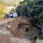 Patlayan su borusu yolda göçüğe neden oldu; taşan su ise otomobili bahçeye sürükledi