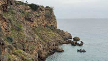 Balık tutmak için inmeye çalıştığı falezlerde 20 metre yüksekten düşüp yaralandı / Ek fotoğraflar