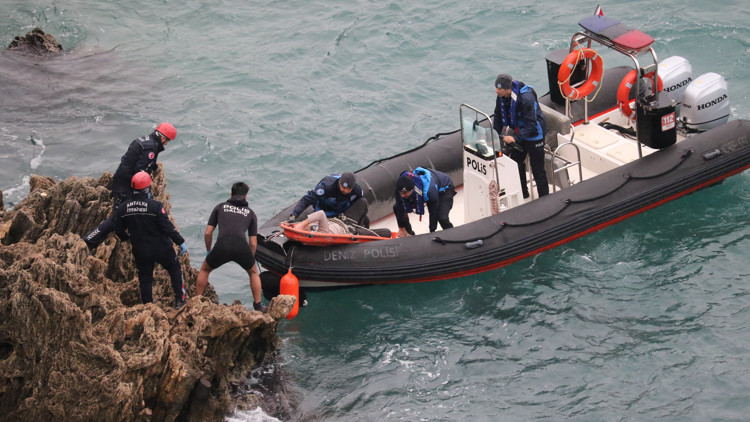 Balık tutmak için inmeye çalıştığı falezlerde 20 metre yüksekten düşüp yaralandı