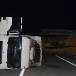 TIRın dorsesi direği devirdi, zincirleme kaza oldu