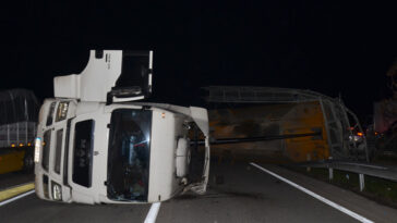 TIRın dorsesi direği devirdi, zincirleme kaza oldu