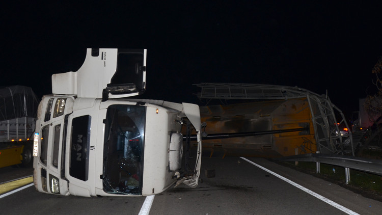 TIRın dorsesi direği devirdi, zincirleme kaza oldu