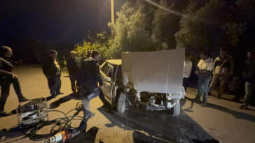 Gazipaşada otomobilin beton yapıya çarpması sonucu 2 kişi yaralandı