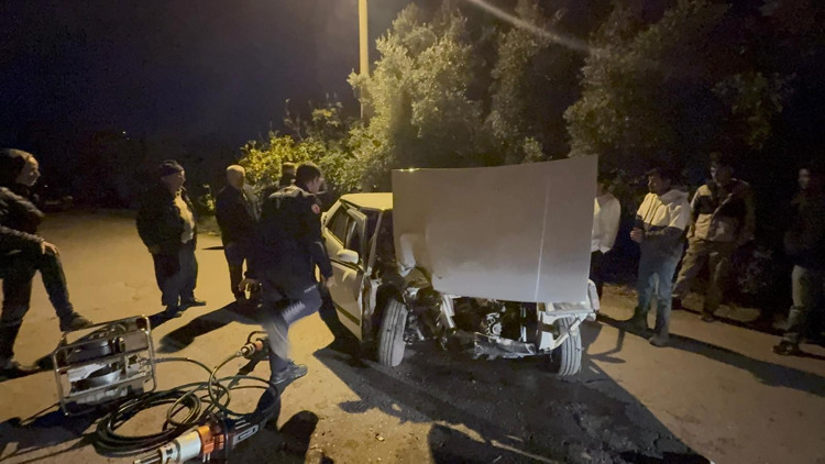 Gazipaşada otomobilin beton yapıya çarpması sonucu 2 kişi yaralandı