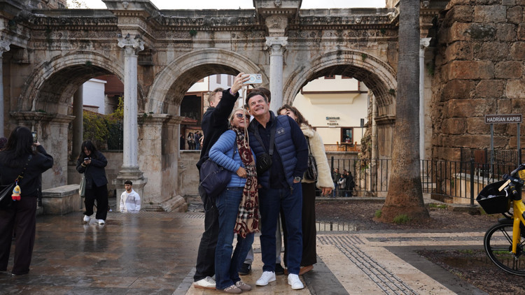 Antalyada yılın son günü sakin başladı, yoğun devam etti