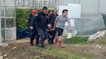 7 metrelik sera duvarından düşen çiftçi ağır yaralandı