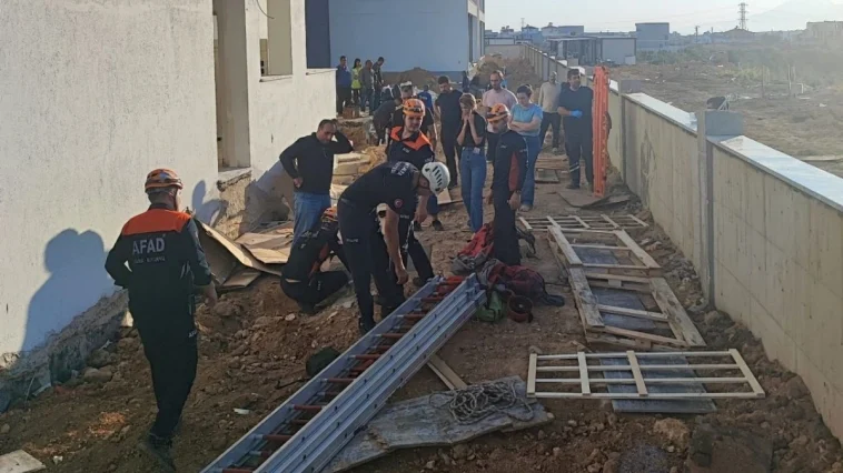 Aksu’da 5 metrelik çukura düşen kişi kurtarıldı