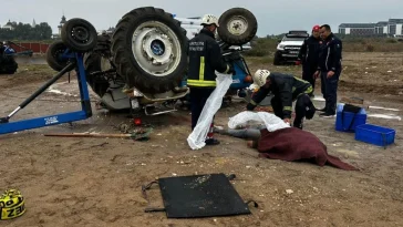 Aksu'da traktörün altında kalan 2 gençten biri hayatını kaybetti