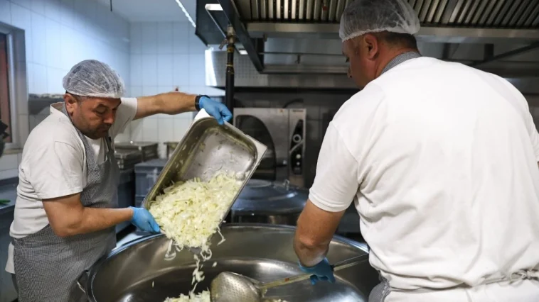 Alanya Aşevi’nden ihtiyaç sahiplerine günde 2 öğün sıcak yemek