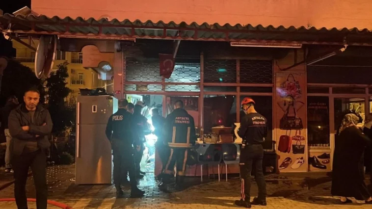 Alanya’da beyaz eşya tamir dükkanında çıkan yangın korkuttu