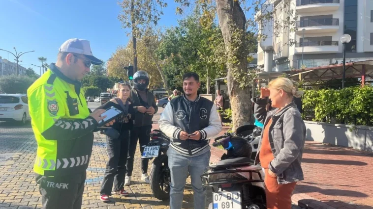 Alanya’da kasksız sürücülere hem ceza hem kask