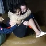 Alanya'da mahsur kalan kadını AFAD ve İHH kurtardı