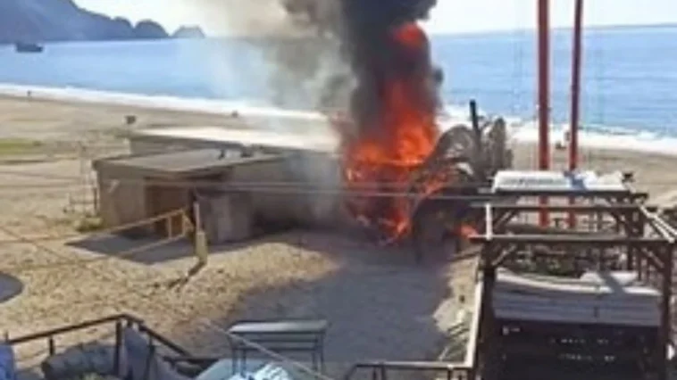 Alanya'da plaj büfesi alev alev yandı