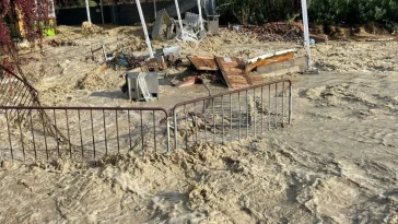 Alanya'da şiddetli yağmur nedeniyle dere taştı