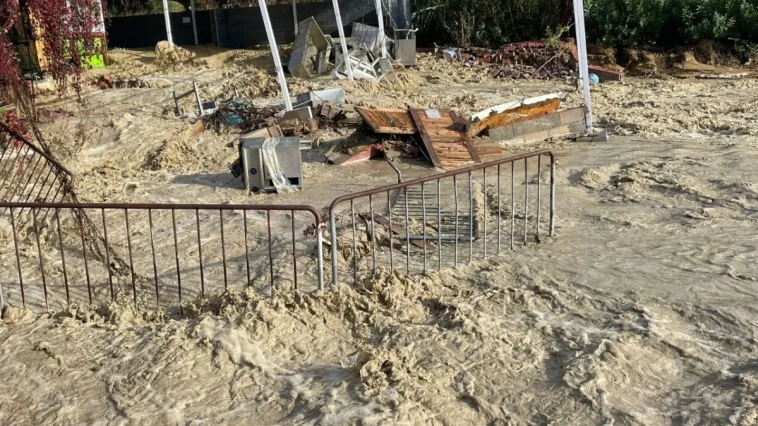 Alanya'da şiddetli yağmur nedeniyle dere taştı