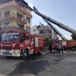 Anne ve 3 çocuğunu kapıyı kırarak kurtardılar