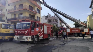 Anne ve 3 çocuğunu kapıyı kırarak kurtardılar