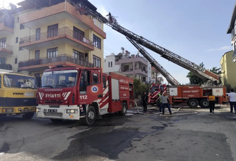 Anne ve 3 çocuğunu kapıyı kırarak kurtardılar
