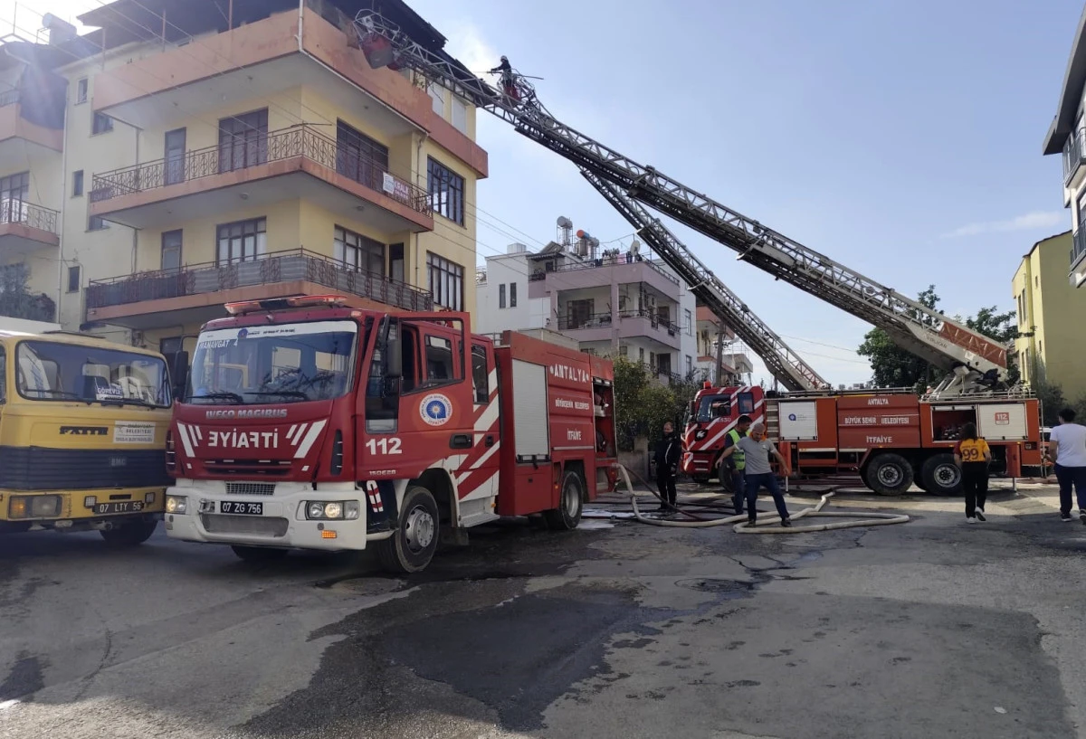 Anne ve 3 çocuğunu kapıyı kırarak kurtardılar