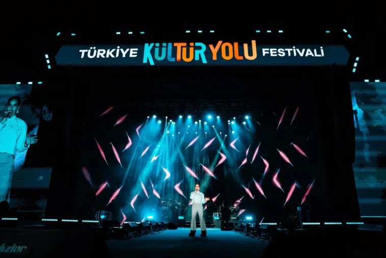 Antalya Kültür Yolu Festivali'nde Bengü sahnesi