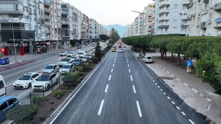 Antalya'da 100.Yıl Bulvarı'nda iyileştirme çalışması yapılıyor