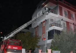 Antalya'da 3 katlı apartmanda yangın paniği