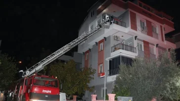 Antalya'da 3 katlı apartmanda yangın paniği