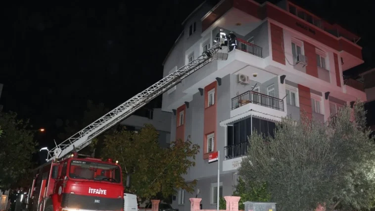 Antalya'da 3 katlı apartmanda yangın paniği