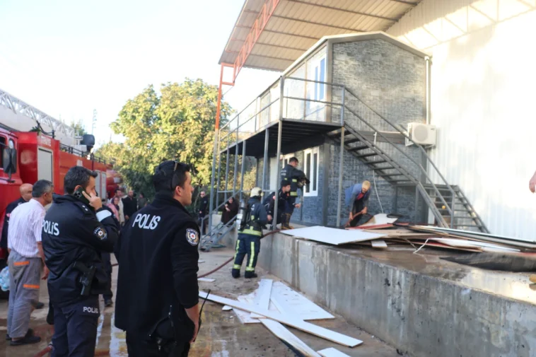 Antalya'da bahçe mobilyaları deposu yandı