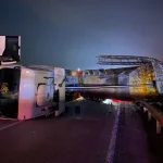 Antalya’da EDS direğine çarpan tır devrildi: 2 yaralı