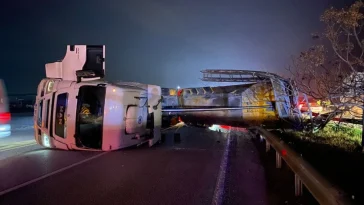 Antalya’da EDS direğine çarpan tır devrildi: 2 yaralı