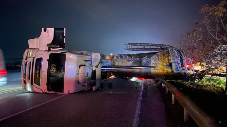 Antalya’da EDS direğine çarpan tır devrildi: 2 yaralı