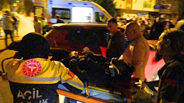 Antalya’da iki araç arasında sıkışan sürücünün ayağı kırıldı