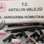 Antalya’da jandarmadan ruhsatsız silah baskını