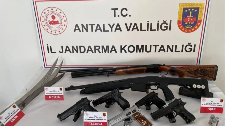 Antalya’da jandarmadan ruhsatsız silah baskını