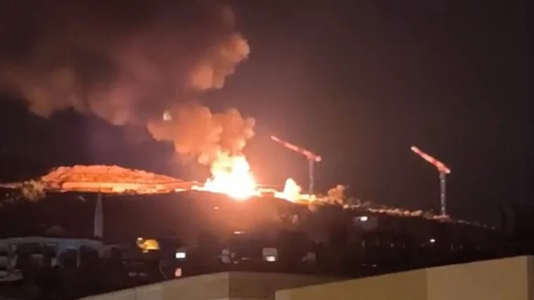 Antalya'da kamyonet yanarak kullanılamaz hale geldi