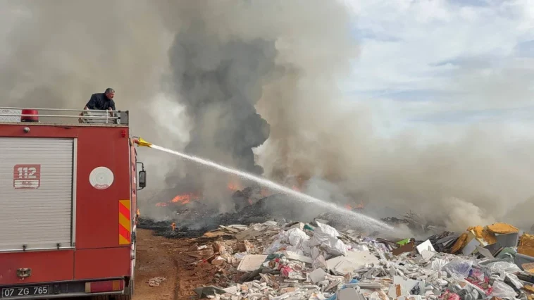 Antalya'da katı atıkların depolandığı alanda yangın
