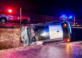 Antalya'da kontrolden çıkan otomobil yan yattı: 3 yaralı