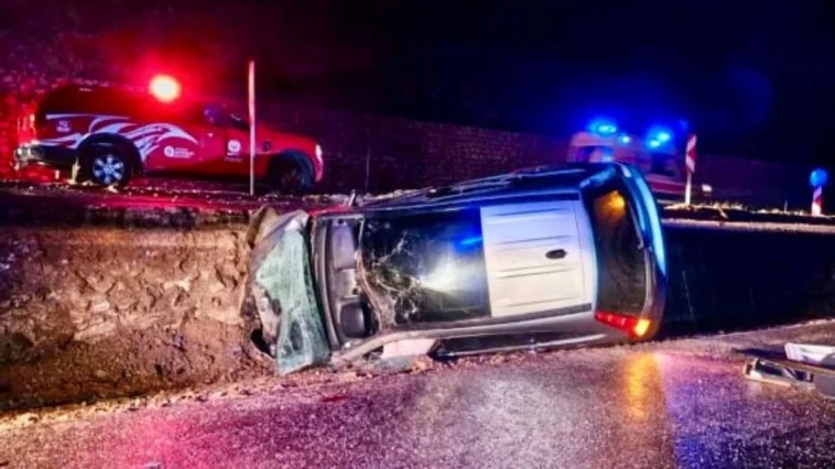 Antalya'da kontrolden çıkan otomobil yan yattı: 3 yaralı