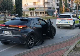 Antalya'da motosiklet ile otomobil çarpıştı: 2 yaralı